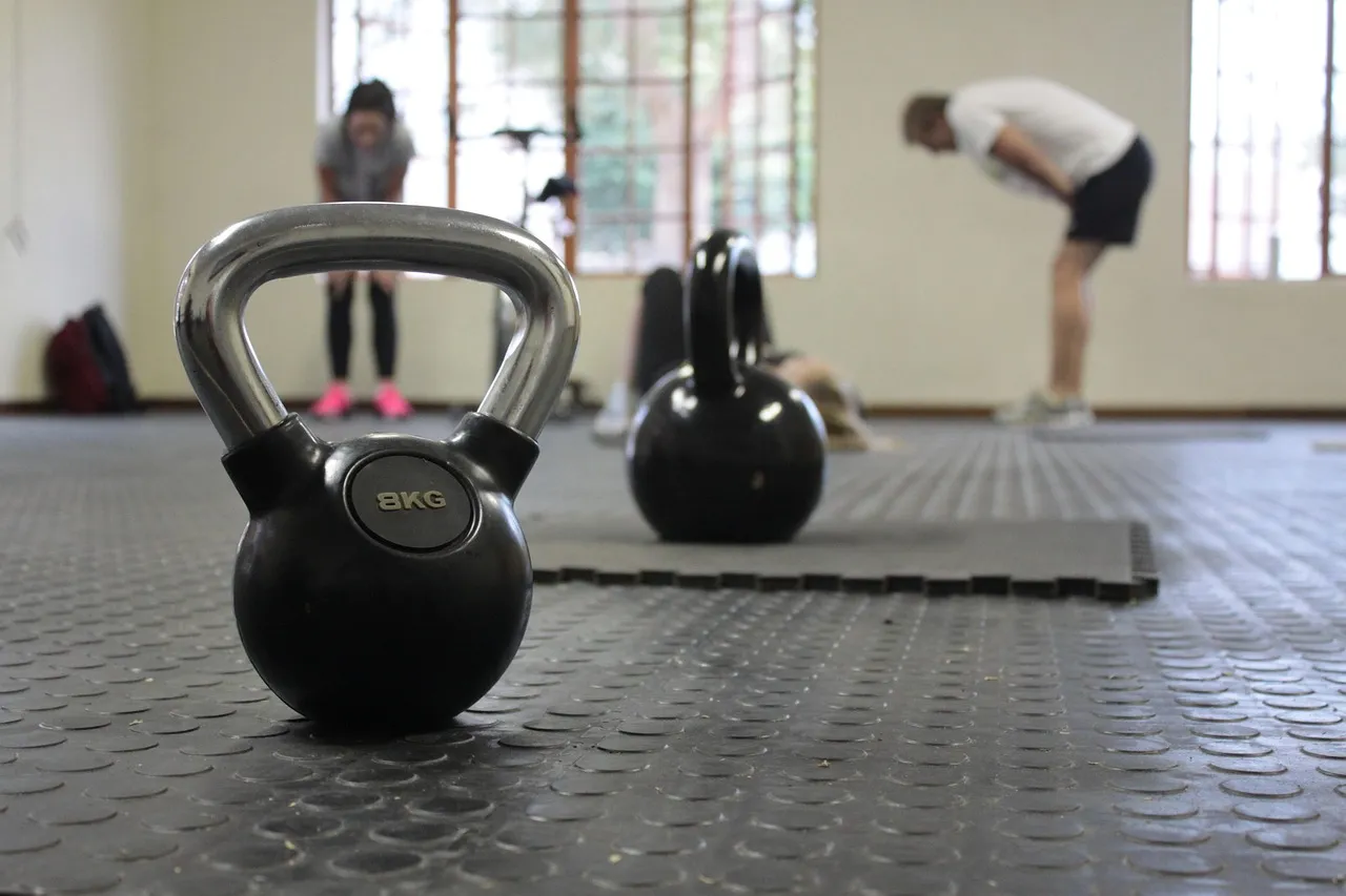 Schwarze Kettlebell auf dem Boden eines Trainingsraums